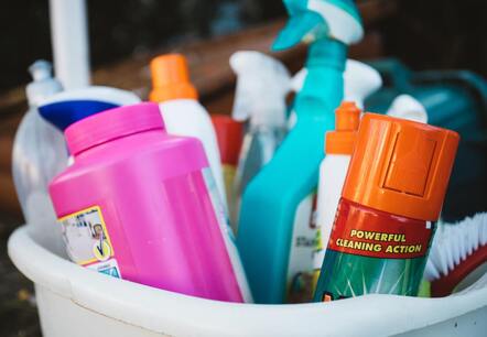 Picture of bucket of cleaning supplies